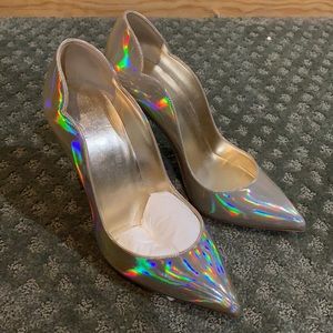 Beautiful silver pump I bought for my wedding but they’re a little too small.